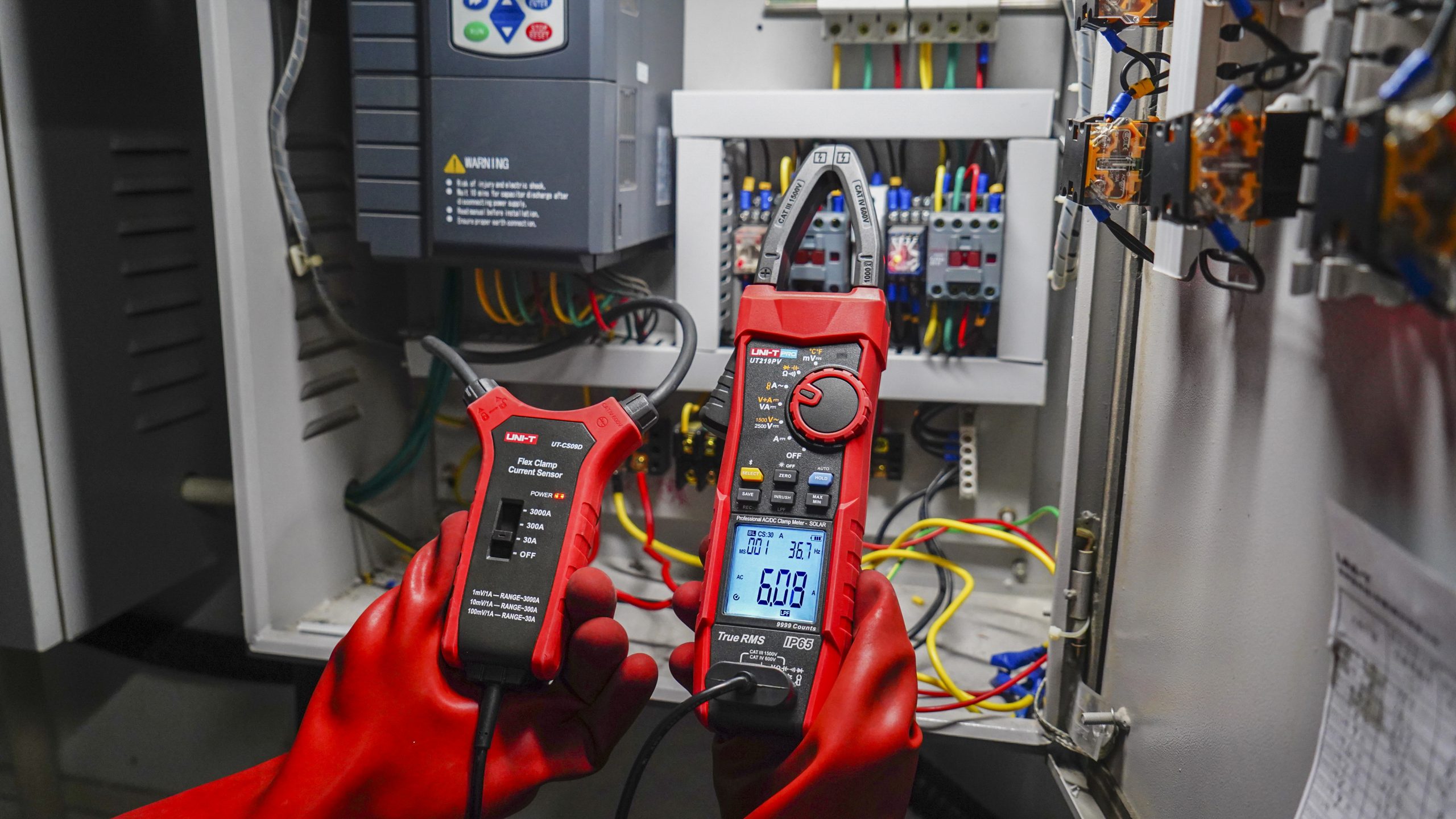 External clamp sensor:The UT-CS09D flex clamp sensor is supported, which means the AC current measurement range can expand to 3000A, and the flexible coils can handle measurements in narrow spaces.