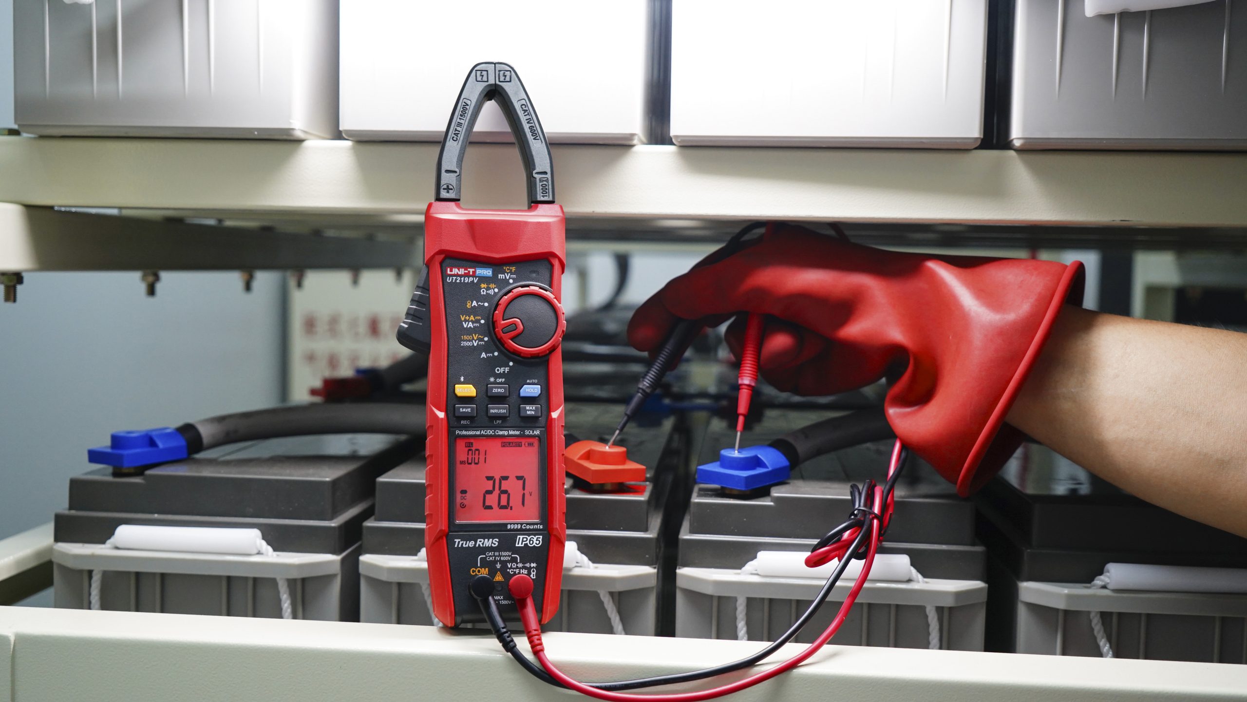 Polarity indication:If the voltage is below -10V DC, the system will activate a series of indicators: The red LED will flash for a period of 10 seconds, accompanied by buzzing. Additionally, the LCD screen will display the ``POLARITY`` symbol, alerting the user to the reversed probe.
