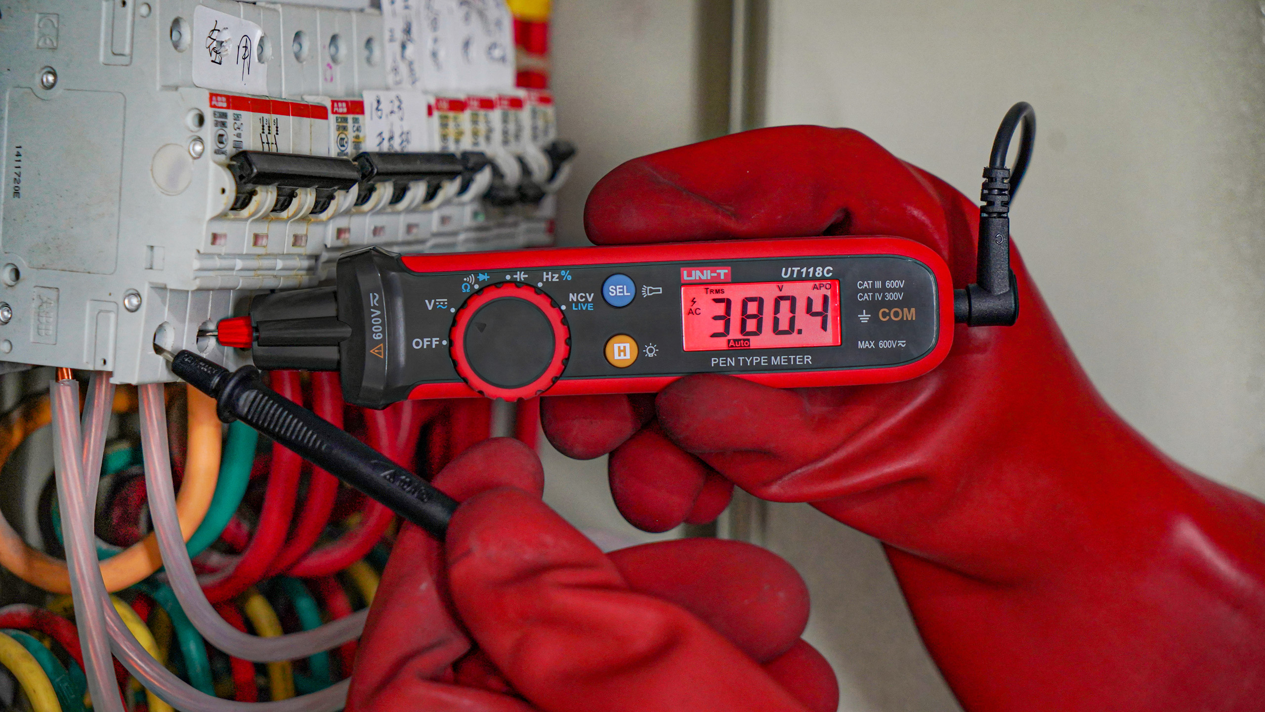 NCV live test:Equipped with NCV function, this meter utilizes a red flashing LED and buzzing to promptly indicate live wires, ensuring enhanced safety during electrical inspections.