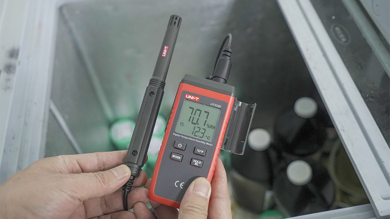 Refrigerator temperature and humidity measurement