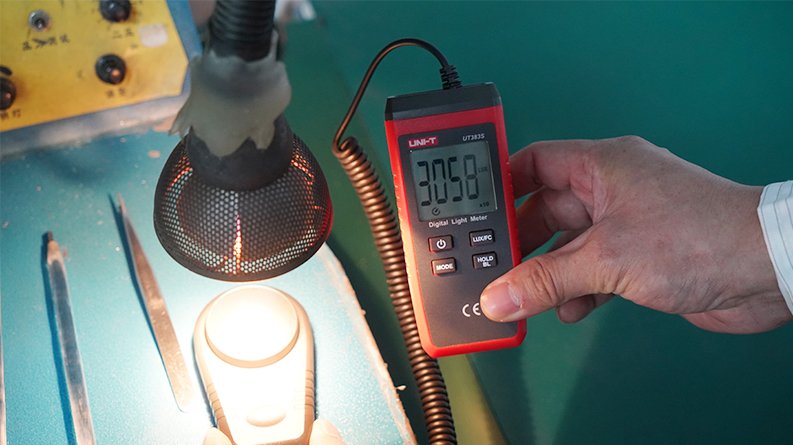 Desk lamp light measurement